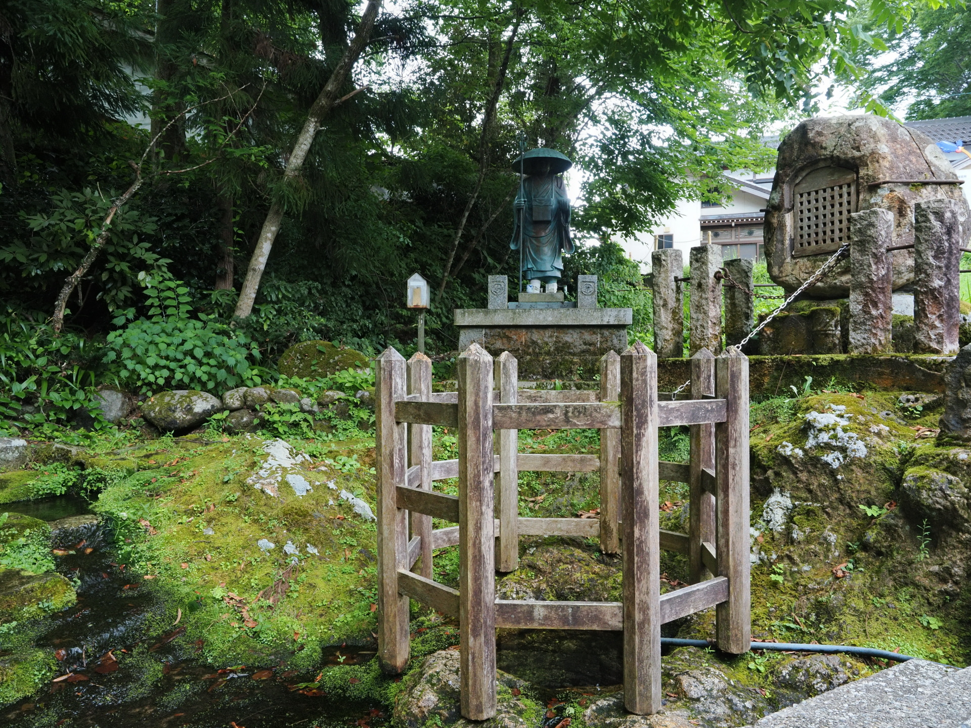 柵で囲われた穴が弘法池