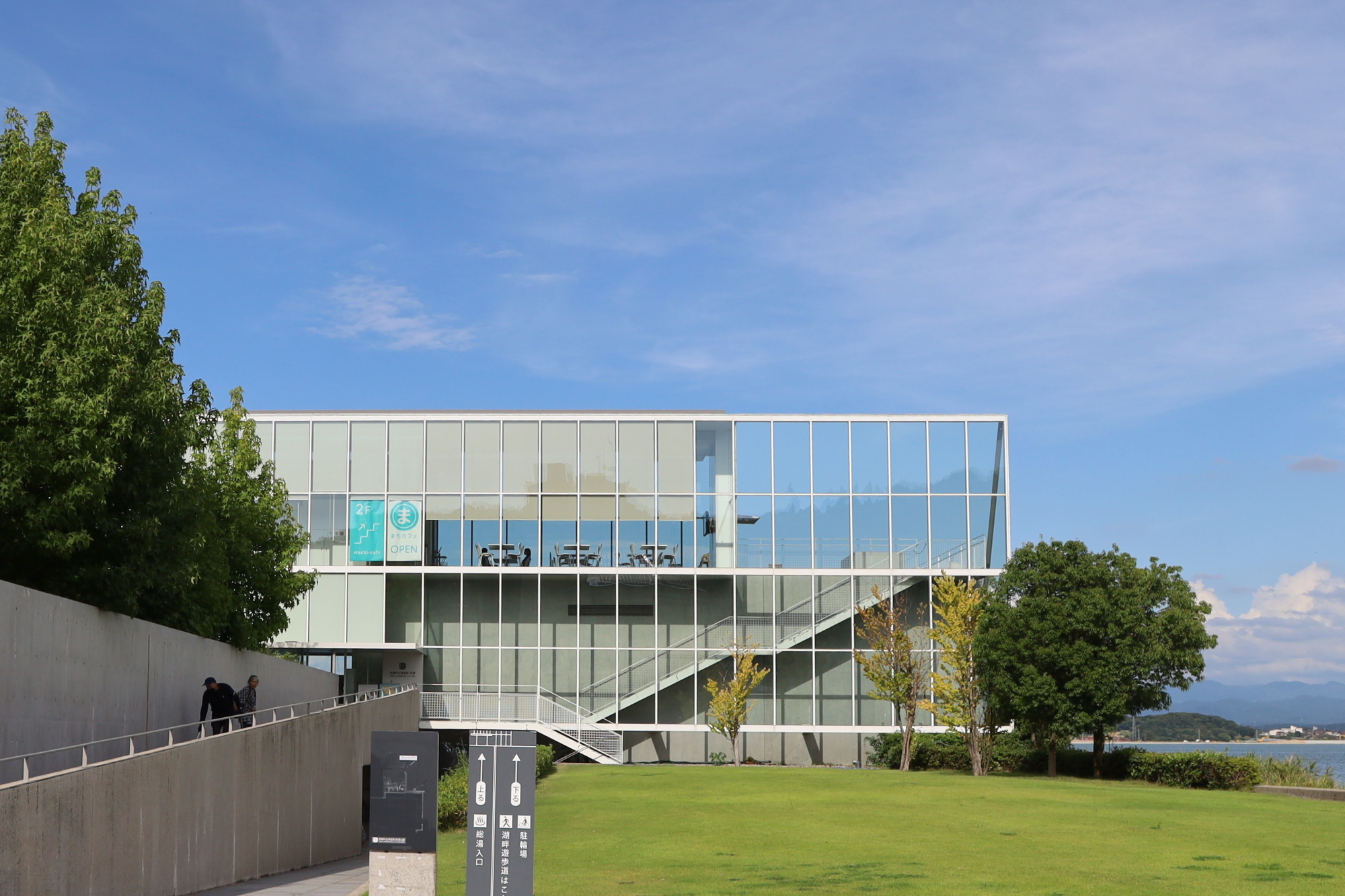 近代的なガラス張りの建築で湖畔に映えますね