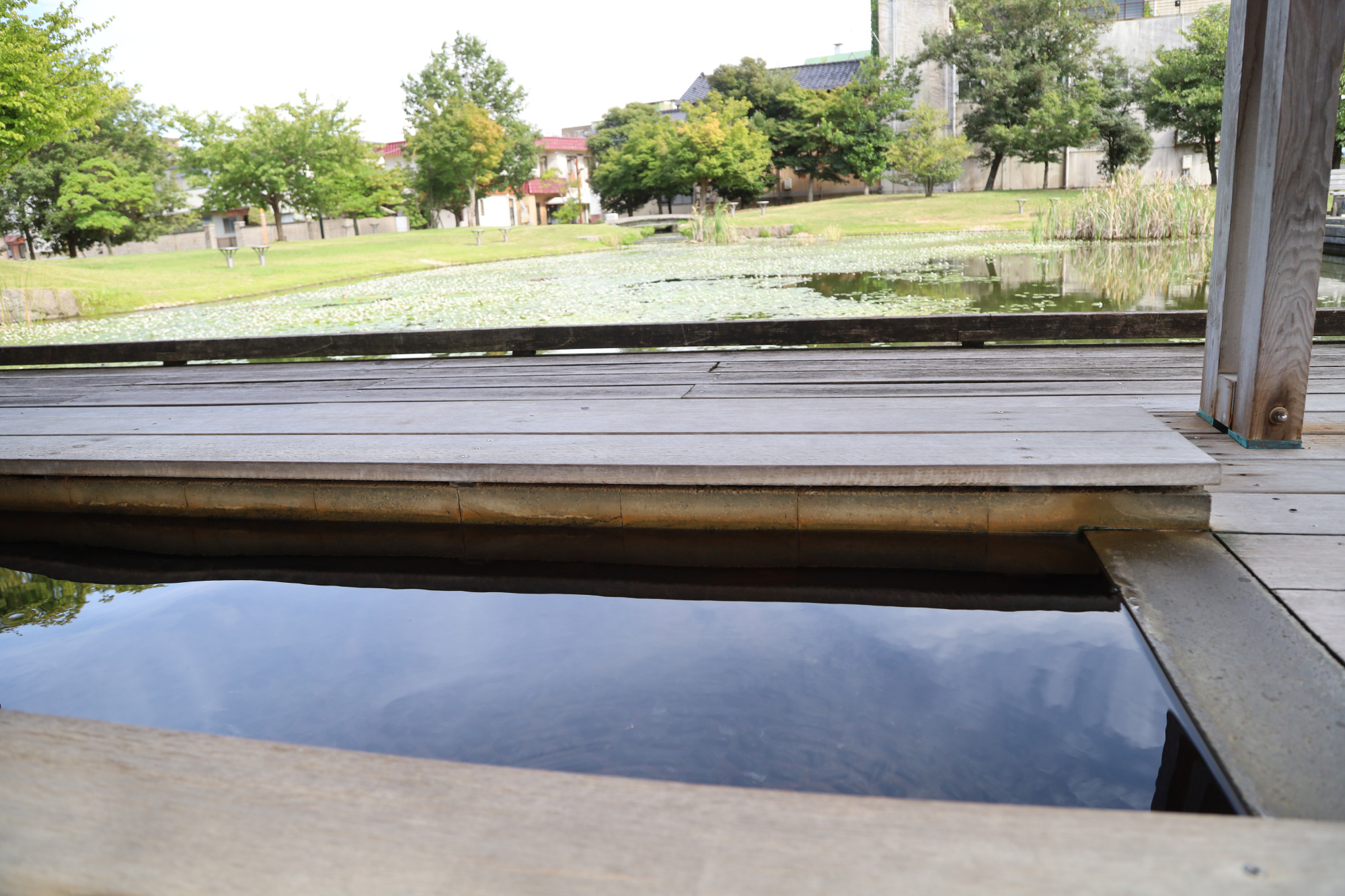 柴山潟をイメージした池を望みながらの足湯