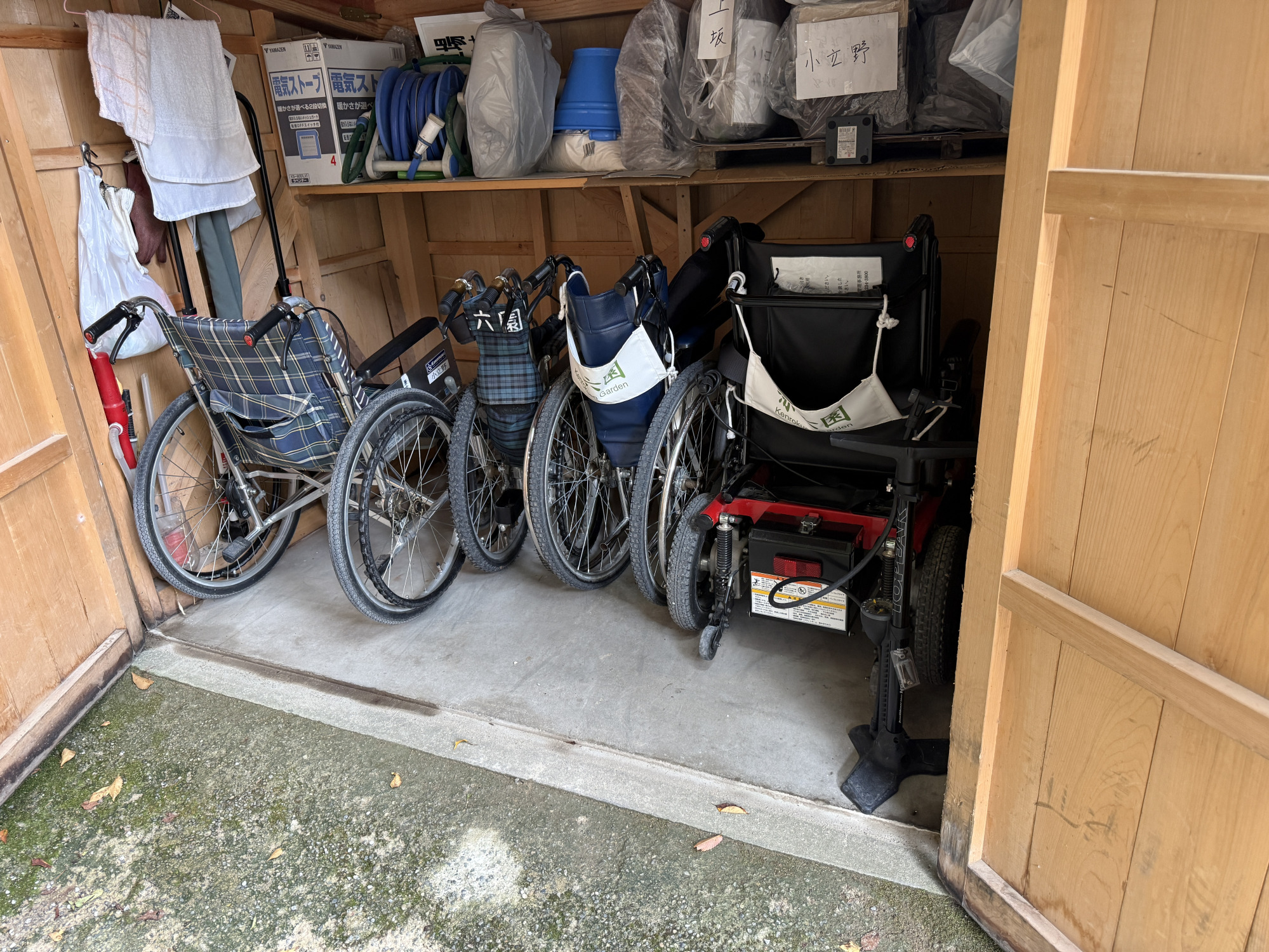 料金所横の車椅子貸出庫