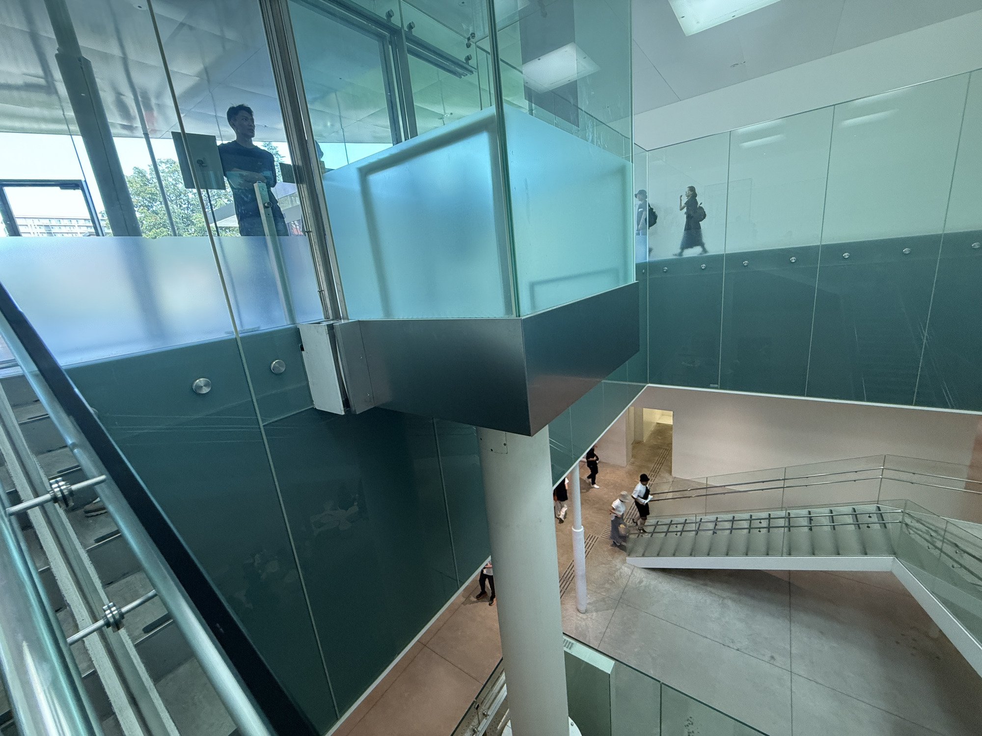 エレベーターで移動