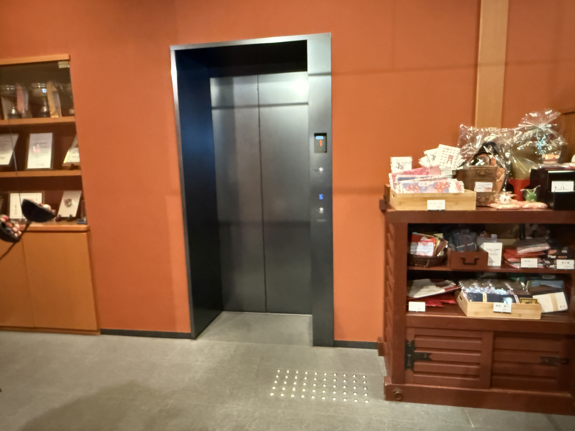 奥にエレベーター