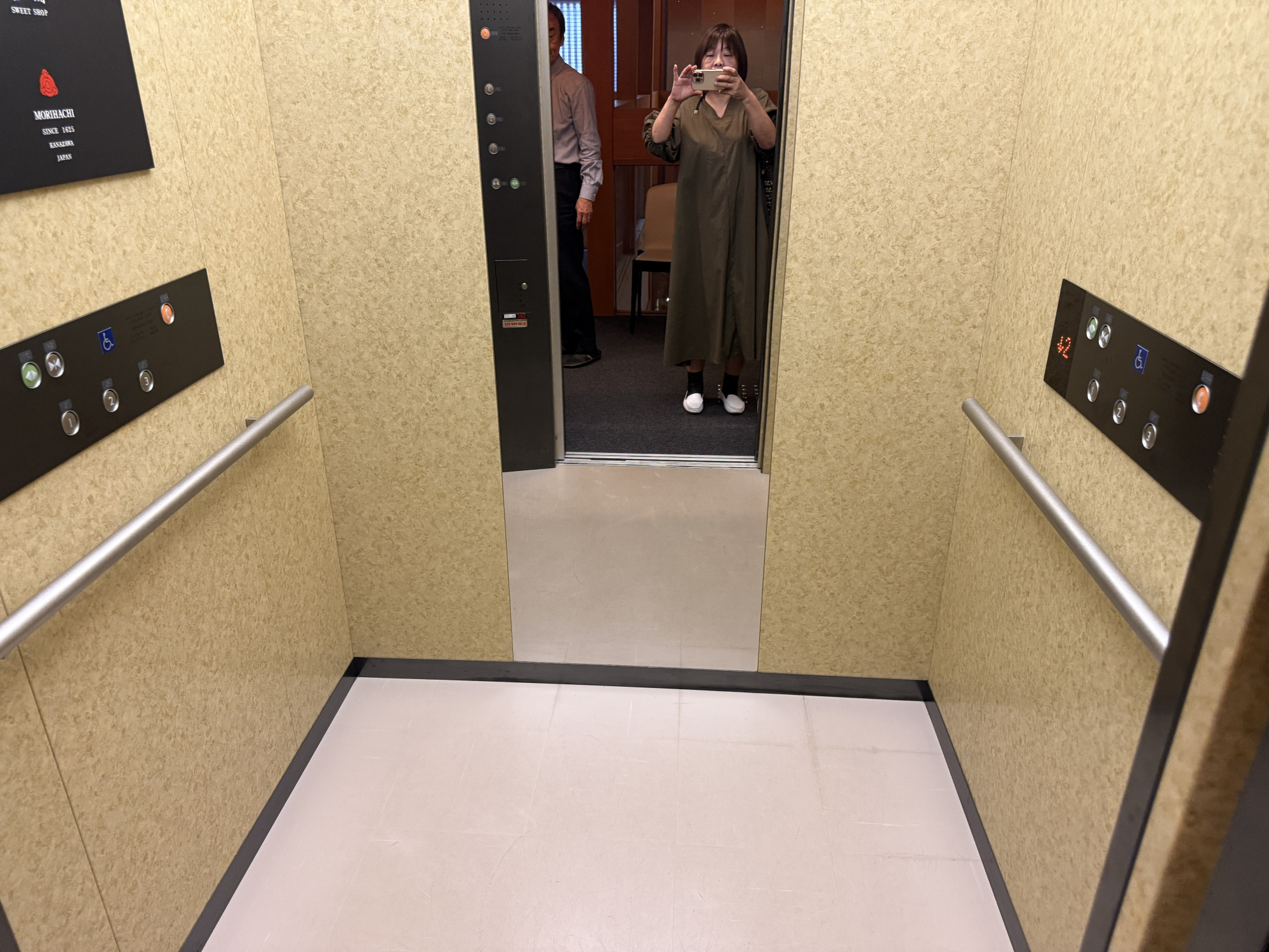 エレベーター内部