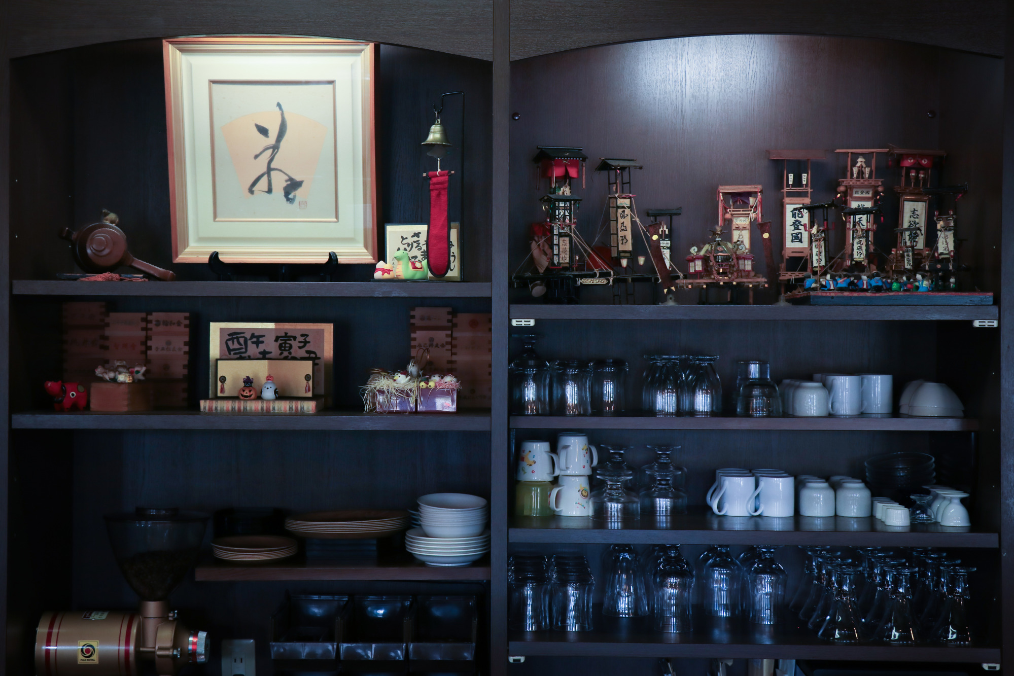 棚に並ぶ店主お手製の輪島キリコ