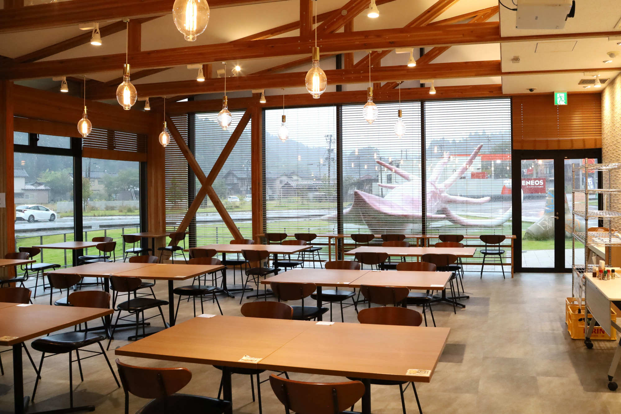 イカキングを見ながら食事を楽しめます