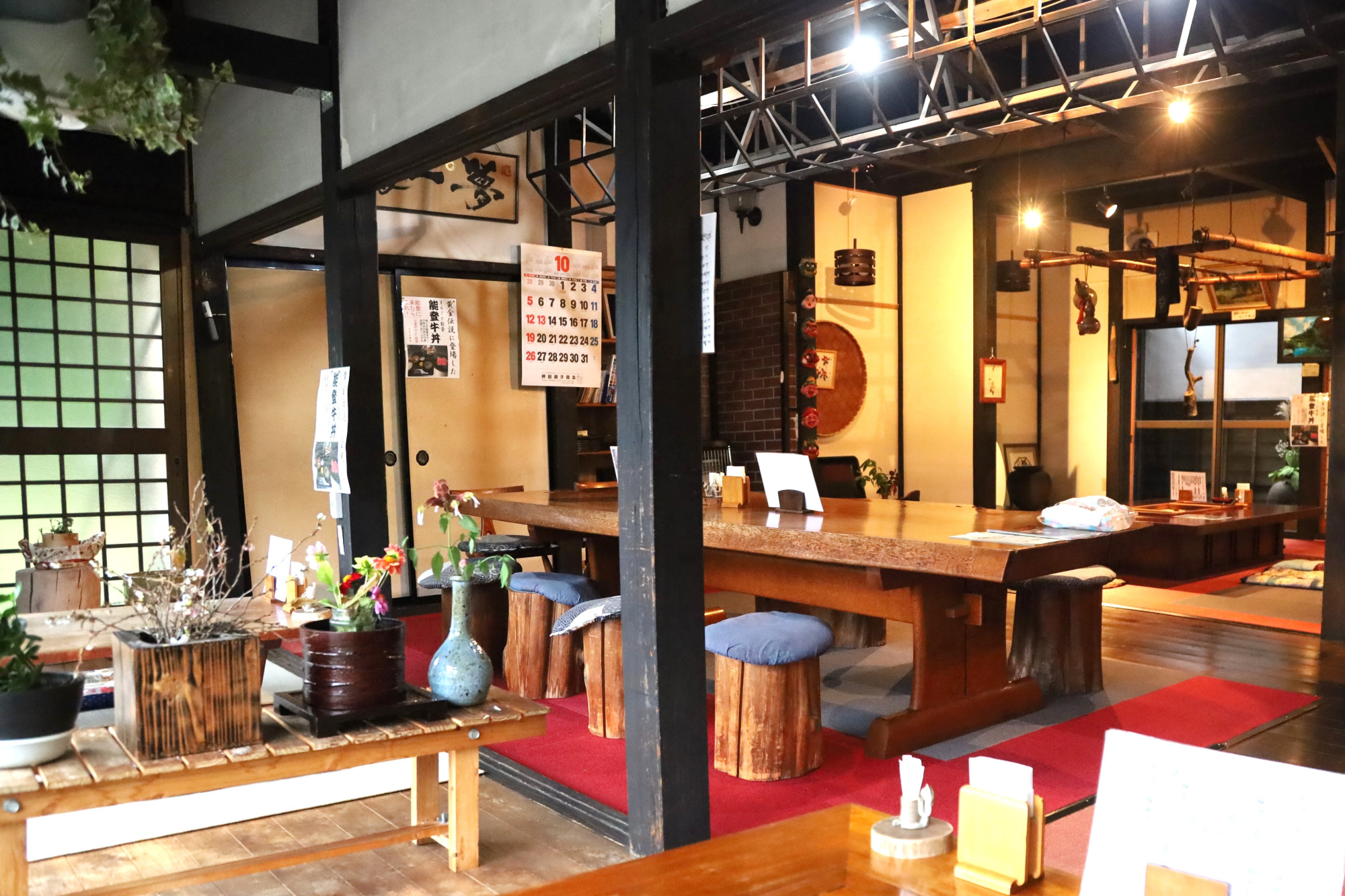 奥行きのある店内は落ち着きます