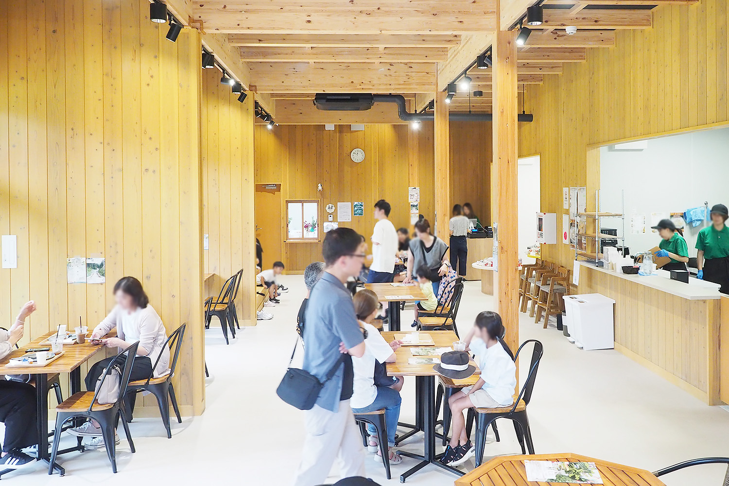 休日は人だかり！