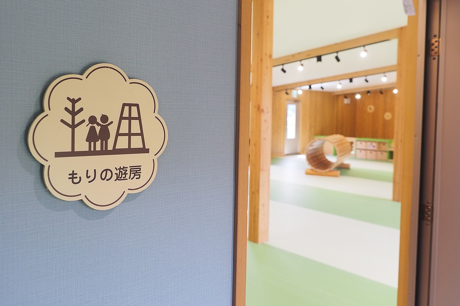 履物を脱いで入ります