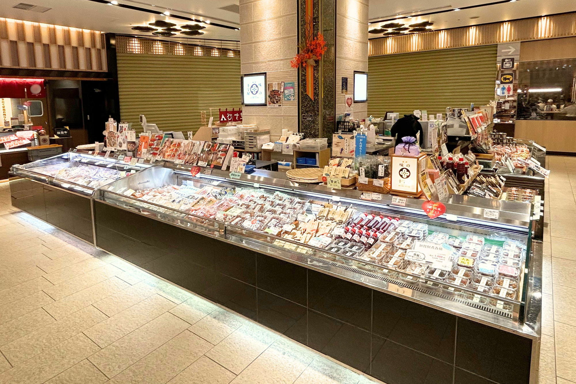 金沢百番街あんと 十字屋