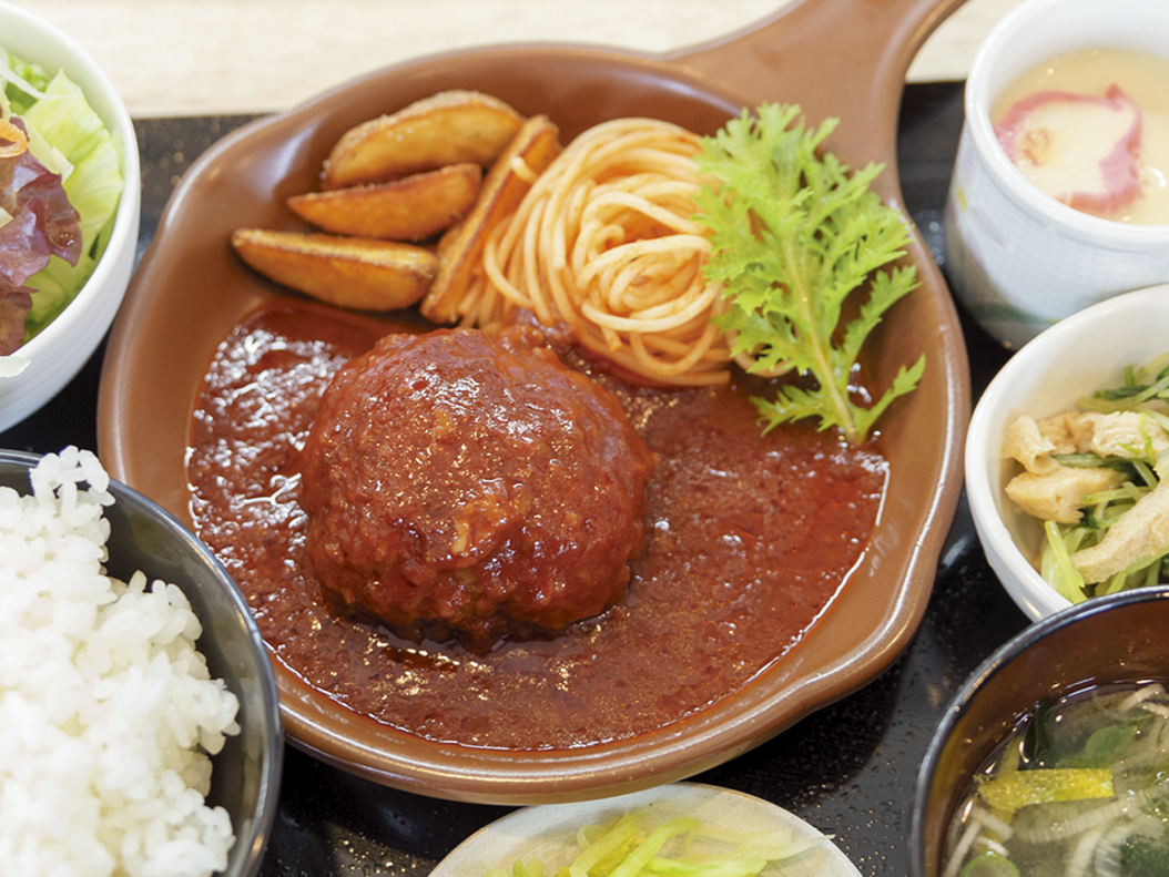 ふっくら手ごね煮込みハンバーグ定食