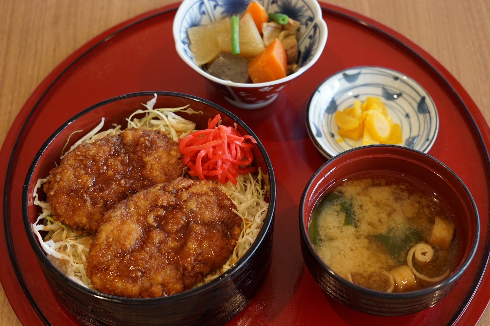 イカメンチソースカツ丼　1,600円