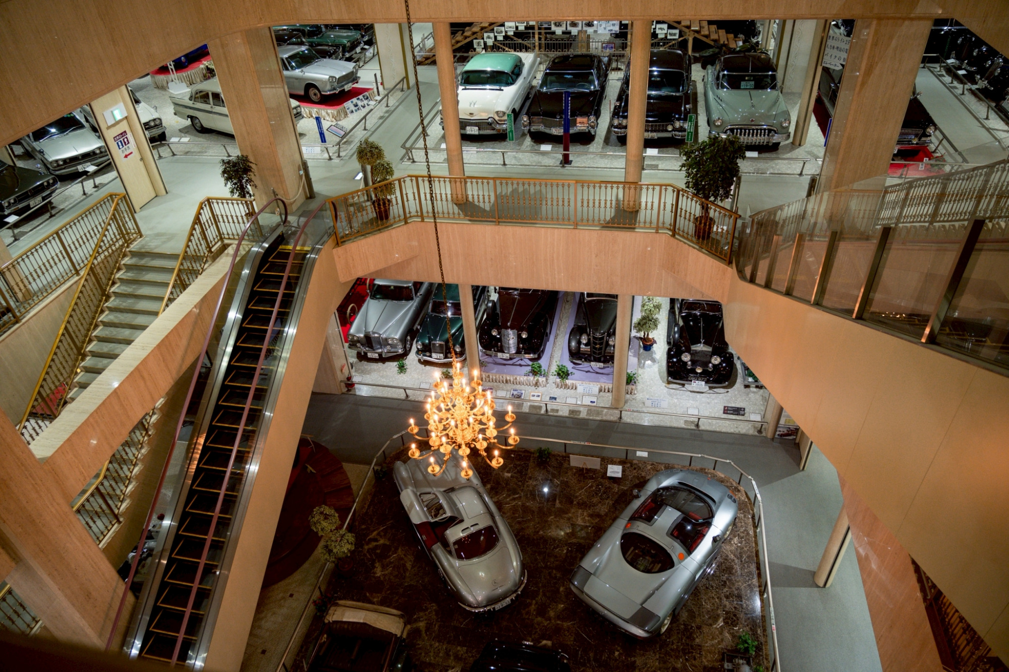 各フロアはエスカレーターで移動しやすい