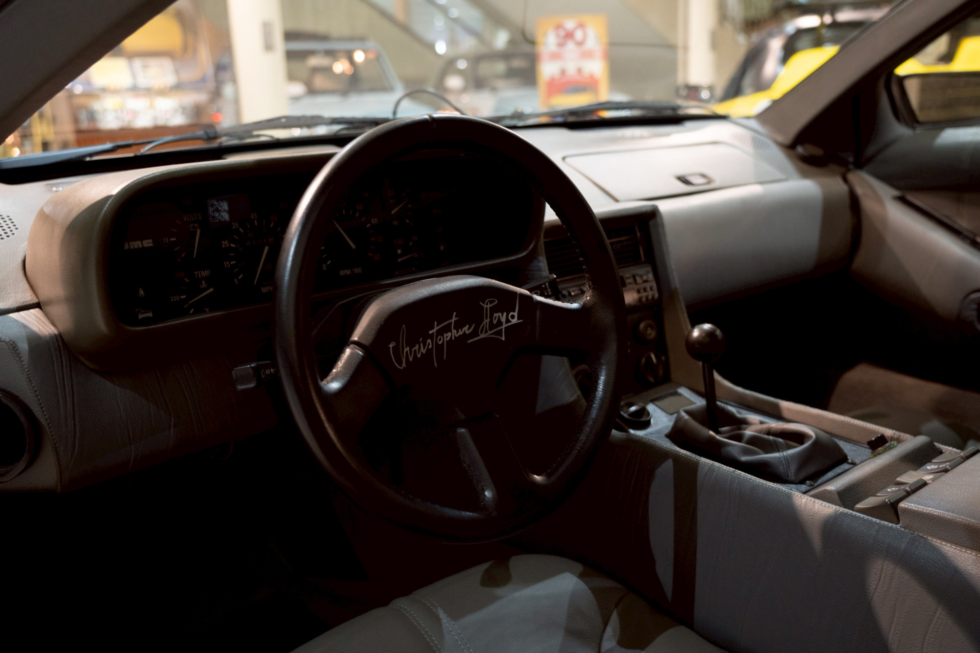 デロリアンのハンドルにはドク博士役を演じたクリストファー・ロイドのサインがあります