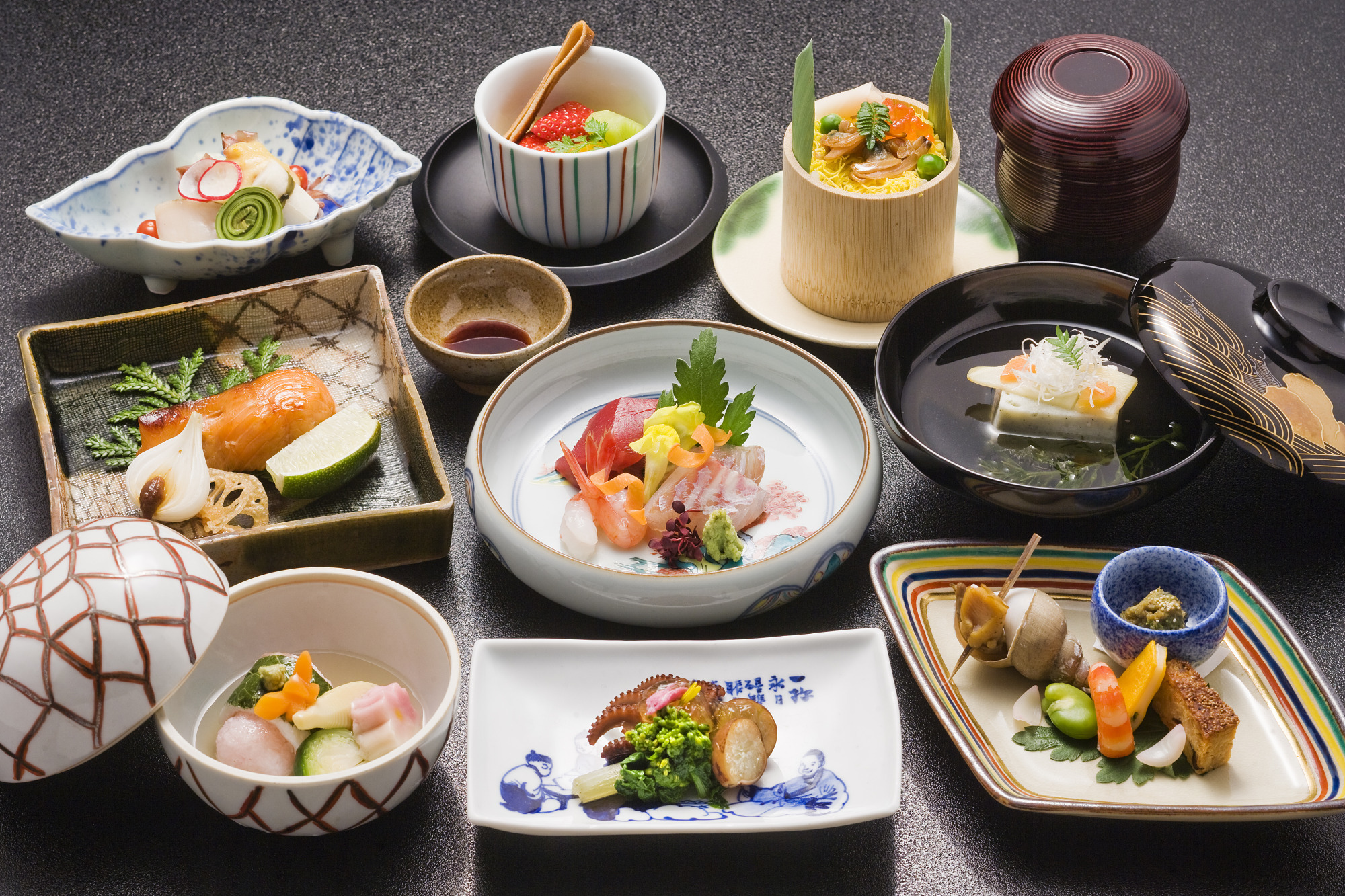 金沢の老舗料亭「つば甚」で愉しむ国の登録無形文化財「加賀料理」と17代目女将が案内する館内特別見学／贅なるひととき