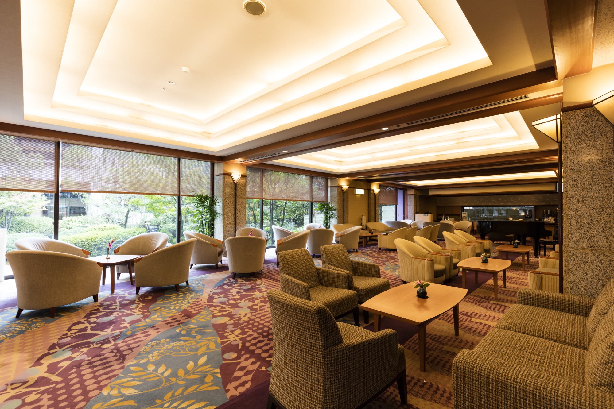 ロビーラウンジ 「さい川」。中庭の緑を大きな窓から眺められる、寛ぎの空間。