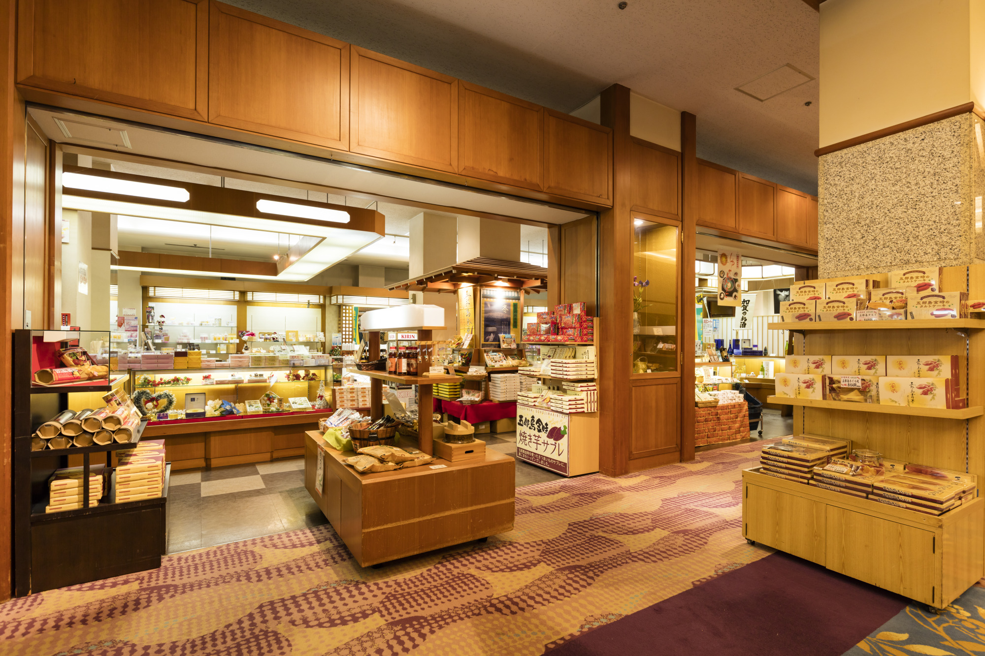 充実した商品ラインナップを誇るお土産処「月うさぎ」