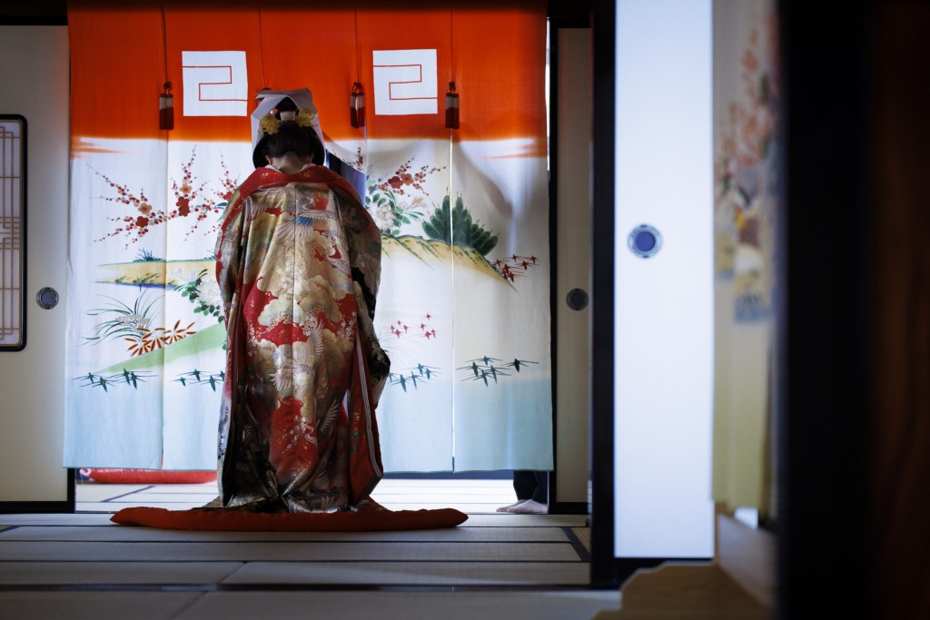 のれんをくぐる花嫁