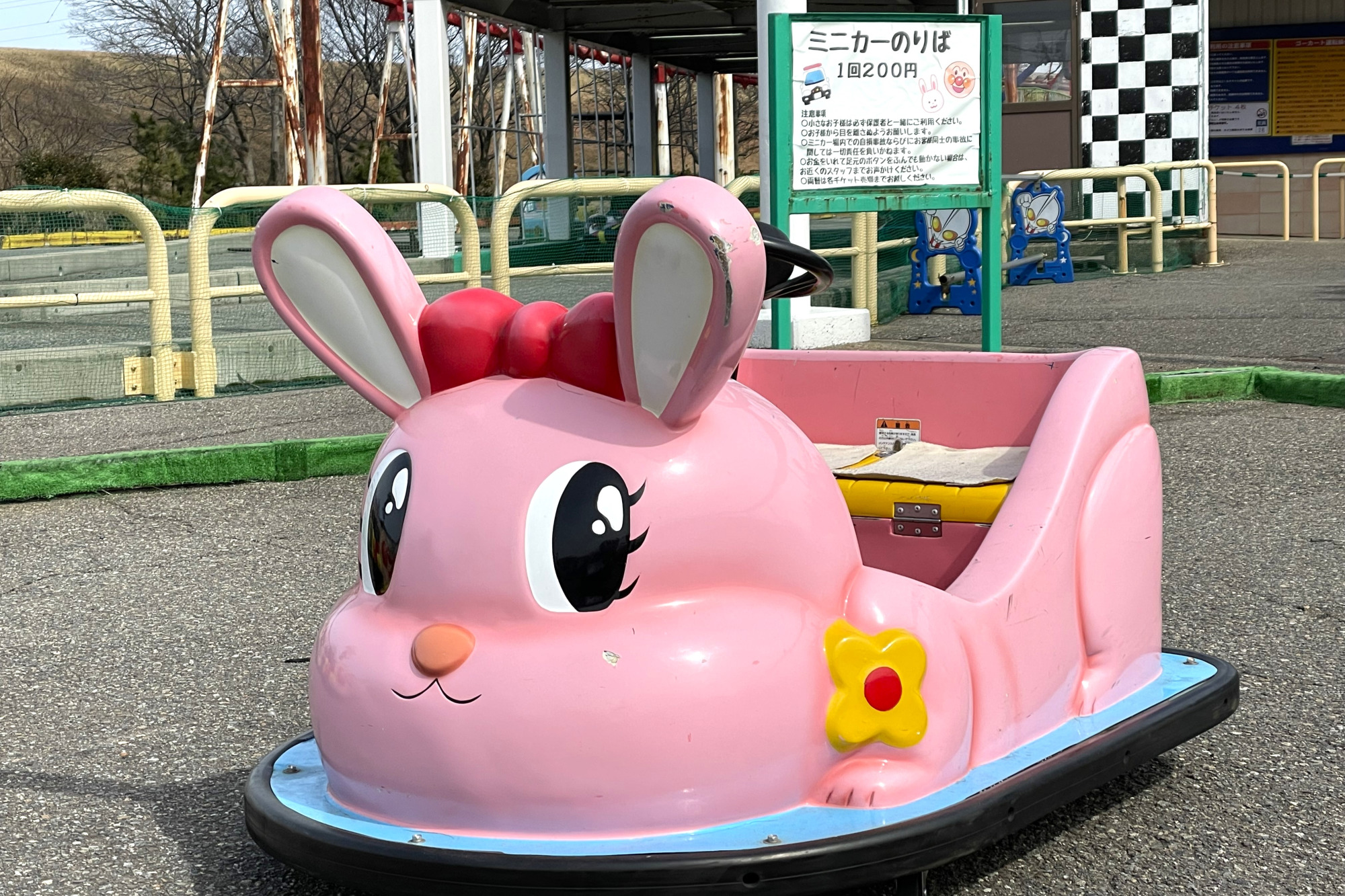 ピンクのうさぎのミニカー