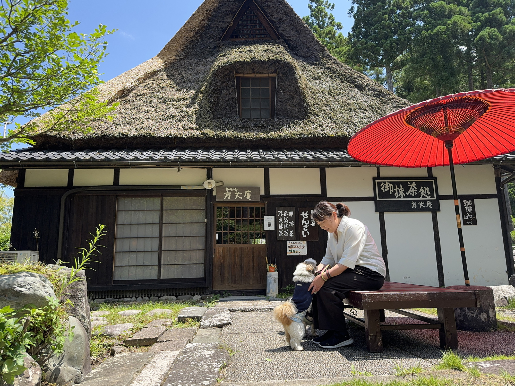 茅葺き屋根の古民家