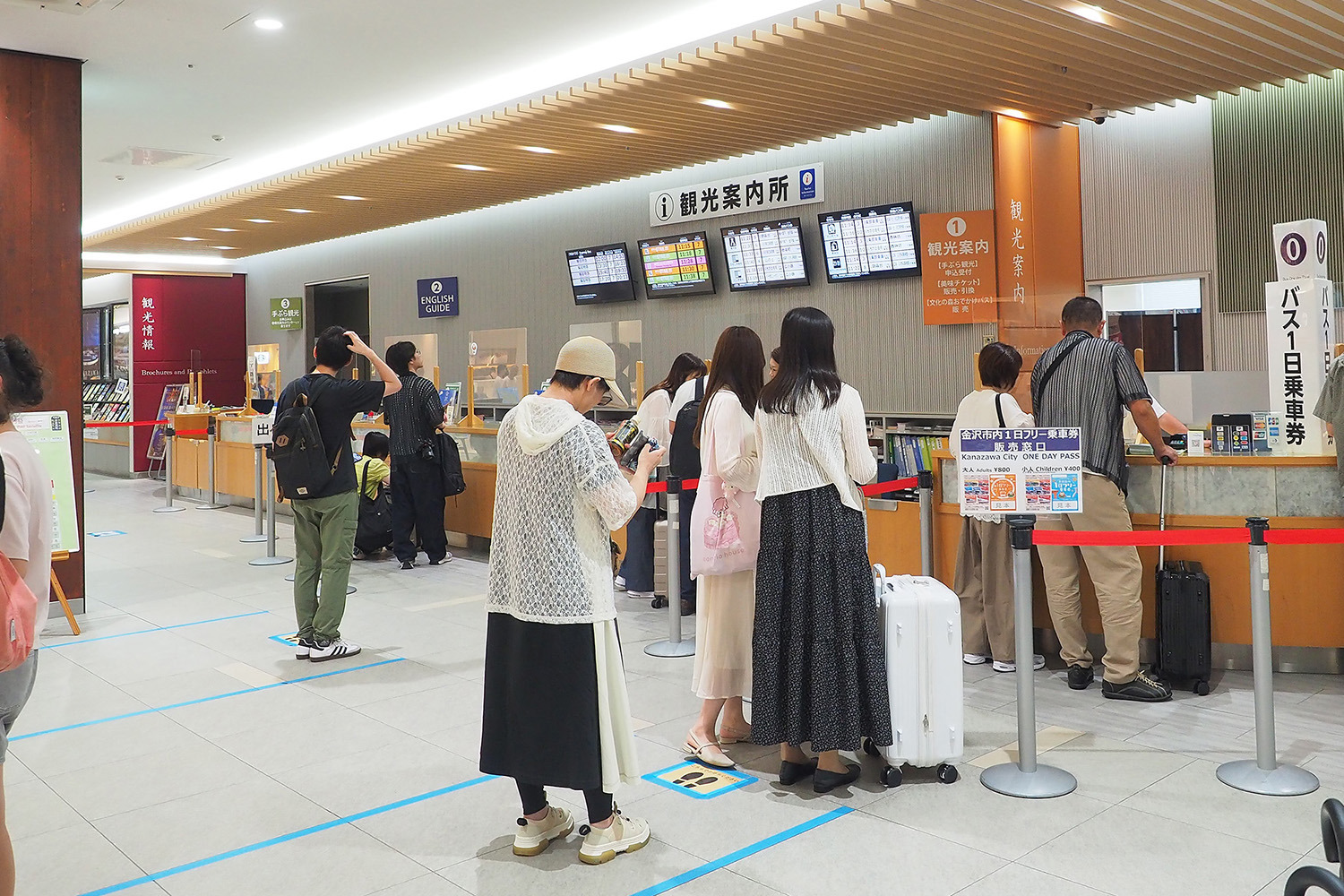 金沢駅観光案内所はいつも賑わってます