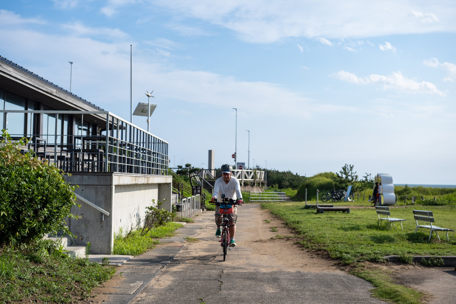 自転車道のすぐ脇にあります