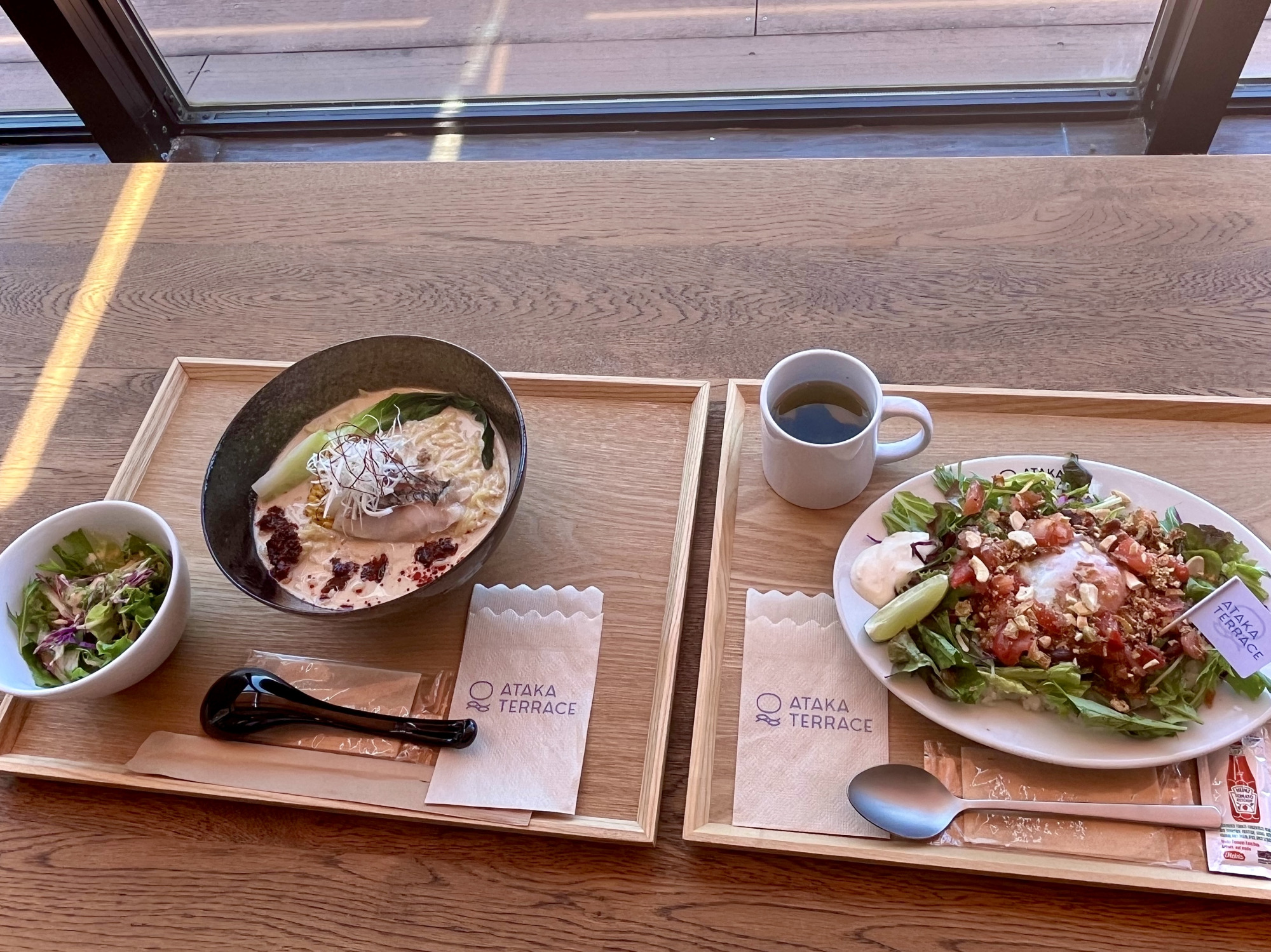 【左】「冷やし豆乳担々麺」   　【右】「アタカタコライス」