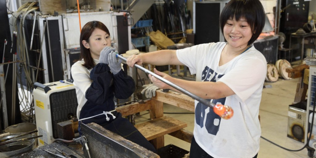 海にきらめく「ガラス細工」