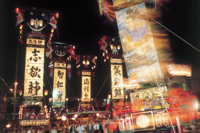 魂をゆさぶる熱狂的な「能登のキリコ祭り」