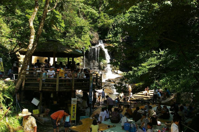 イワナのつかみ取り体験