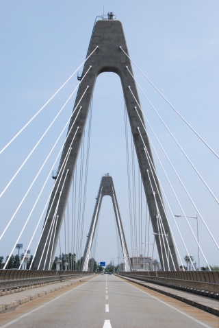 全長344メートルの橋を渡る。