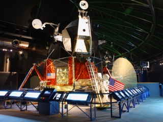 全長約8m、実物大模型「アポロ月面着陸船LM」。
