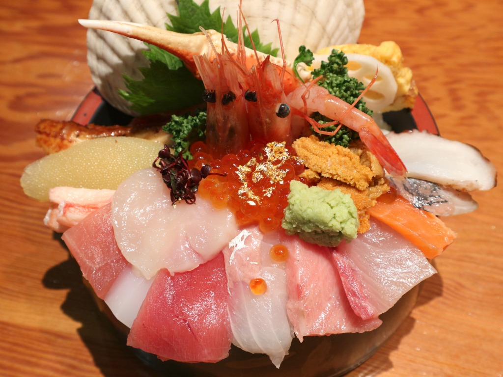 てんこ盛りの海鮮丼も食べられます。