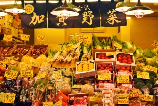 新鮮な地元産の加賀野菜がずらりと並ぶ。