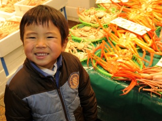 楽しい市場で子どもも笑顔に。