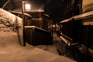 夜、雪の降り積もった茶屋街。