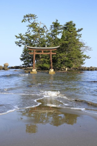鍋乃と助三郎が夜な夜な会っていたとされる弁天島です。干潮時には歩いて渡ることができます。