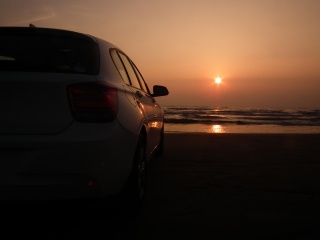 車から沈む夕日をゆっくりと眺める。