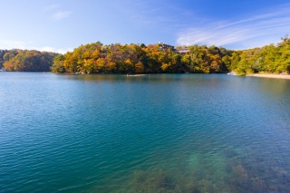 秋の彩りが美しい入り江。
