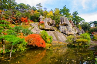 岩壁と紅葉が生み出す見事な景色。