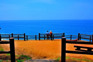 ヤセの断崖展望台から青い海を眺める。