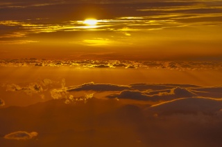 夕日に照らされる雲海は神秘的。