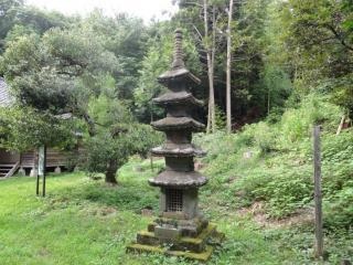 白山神社の石造五重塔(中段町)
