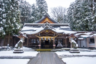 雪に覆われた冬の拝殿も美しい。