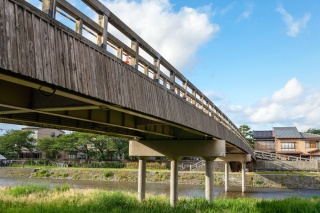 浅野川にかかる梅の橋もフォトジェニック。