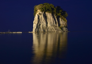 夜にはライトアップされる見附島。