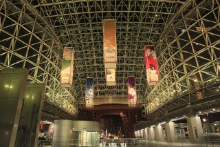 夜の金沢駅。