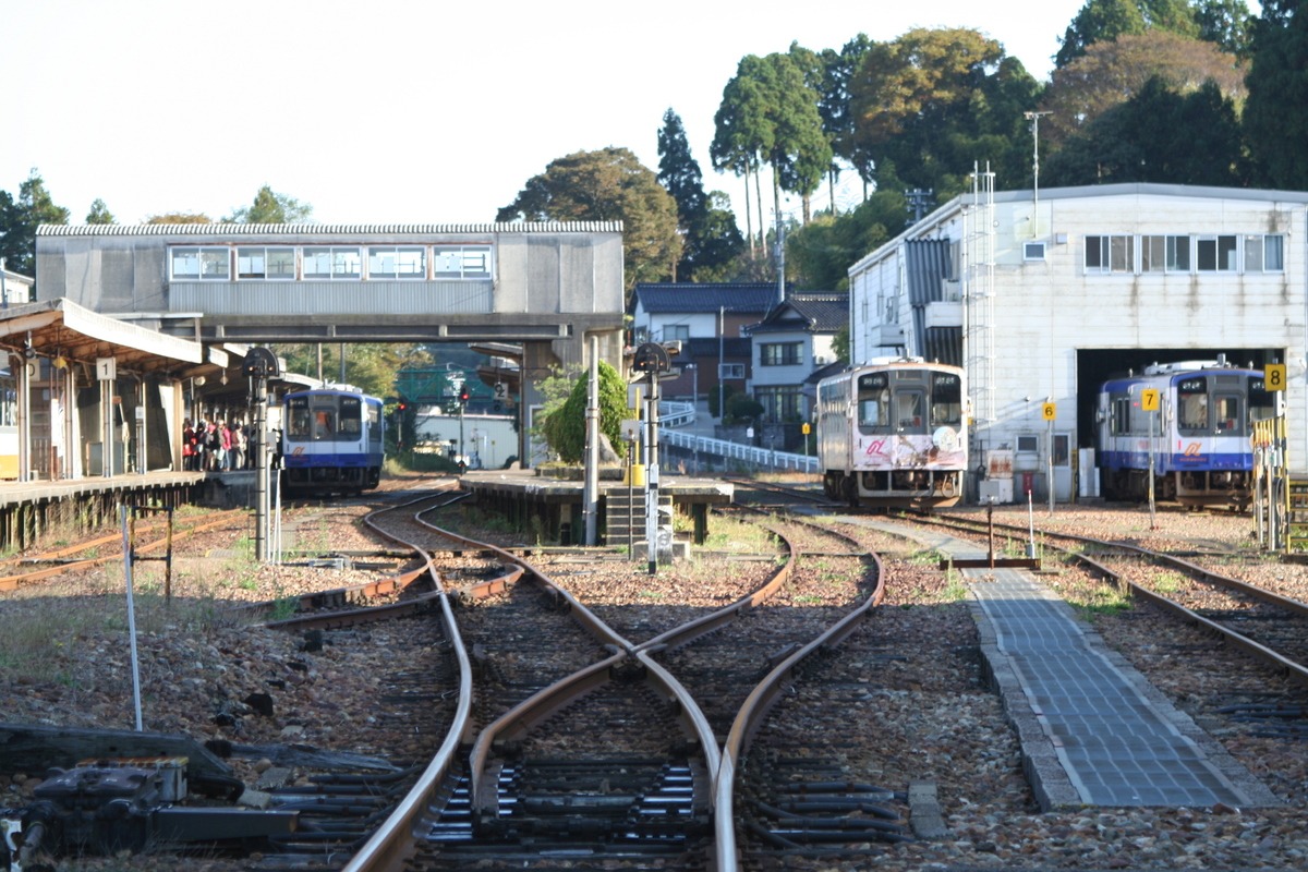 通常の車両の他にラッピング列車も運行。