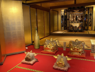 純金箔と金糸で装飾された「黄金の間」と金沢仏壇