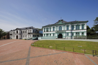 国立工芸館（右側の建物が金沢偕行社）