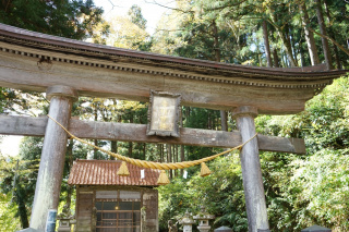 吉備神社：ケヤキでできている歴史を感じる珍しい鳥居。